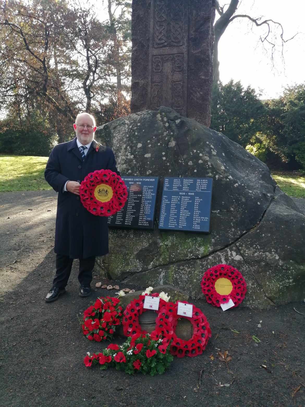 Tullibody  War Memorial - Craig Dunbar with the Lieutenancy Wreath